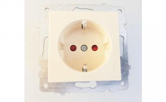 Розетка с заземлением, со шторками (цвет кремовый) М + К 